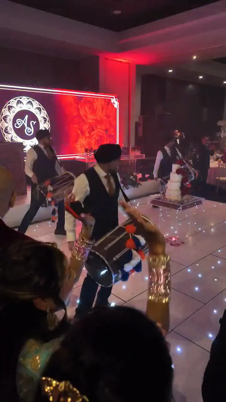 Bride and groom entrance, four dhol players, Flitwick